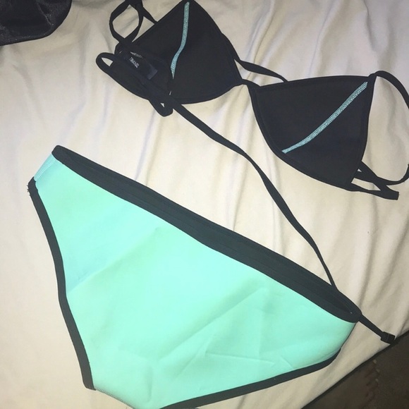 Triangl Swimsuit - Picture 2 of 4